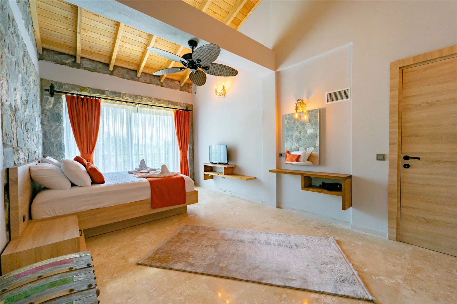 Fethiye’de Korunaklı, Isıtmalı Havuzlu, 3 Yatak Odalı, Kiralık Villa