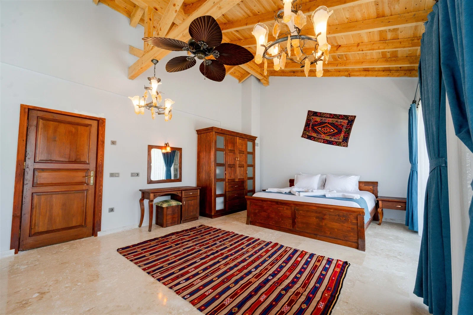 Fethiye’de Korunaklı, Isıtmalı Havuzlu, 3 Yatak Odalı, Kiralık Villa
