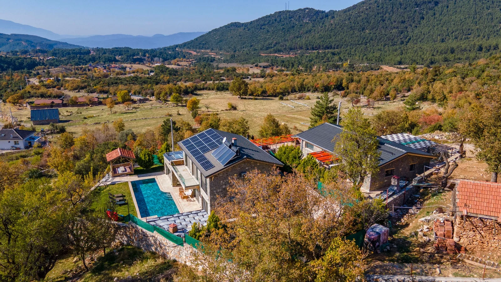 Fethiye’de Korunaklı, Isıtmalı Havuzlu, 3 Yatak Odalı, Kiralık Villa