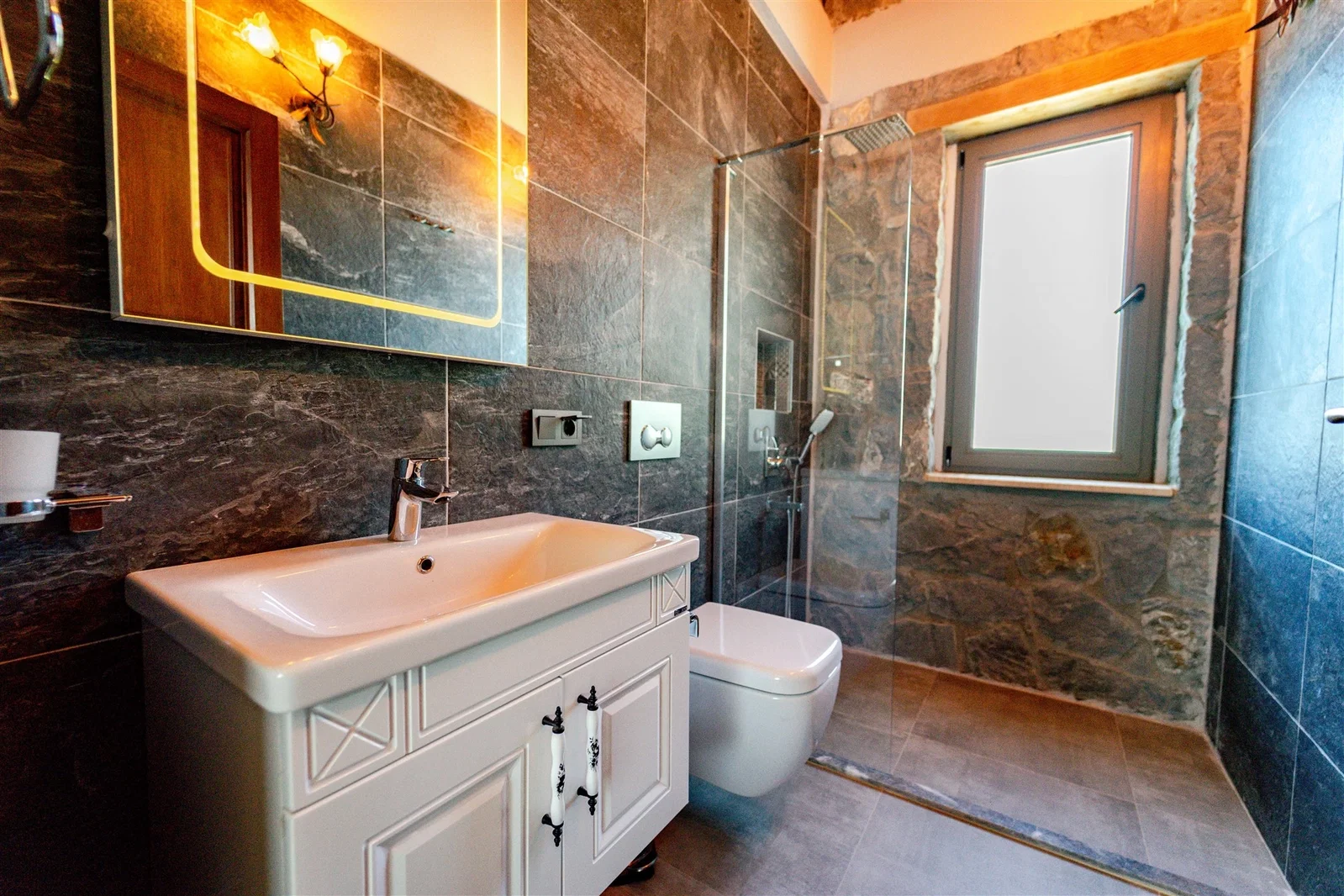 Fethiye’de Korunaklı, Isıtmalı Havuzlu, 3 Yatak Odalı, Kiralık Villa