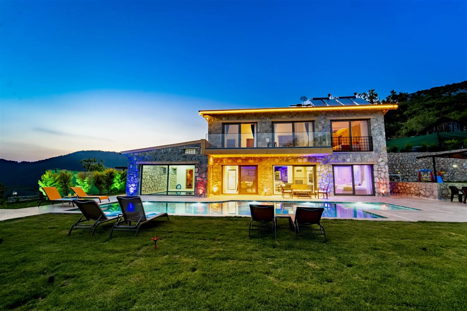 Fethiye’de Korunaklı, Isıtmalı Havuzlu, 3 Yatak Odalı, Kiralık Villa