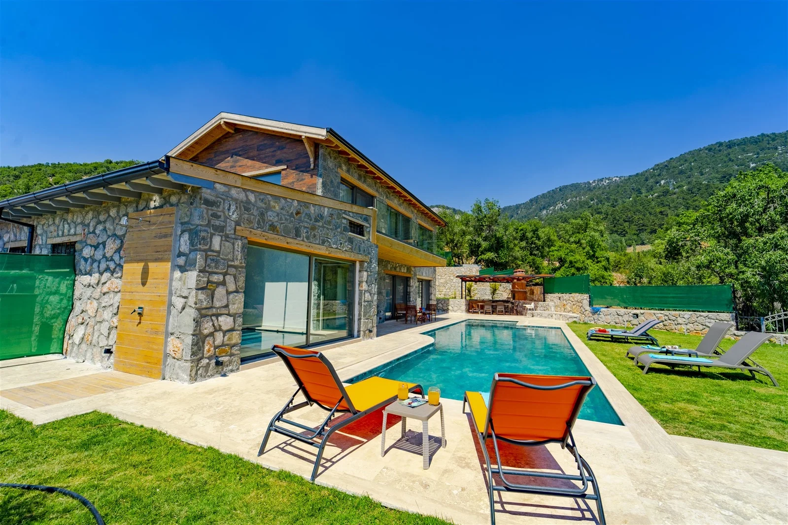 Fethiye’de Korunaklı, Isıtmalı Havuzlu, 3 Yatak Odalı, Kiralık Villa