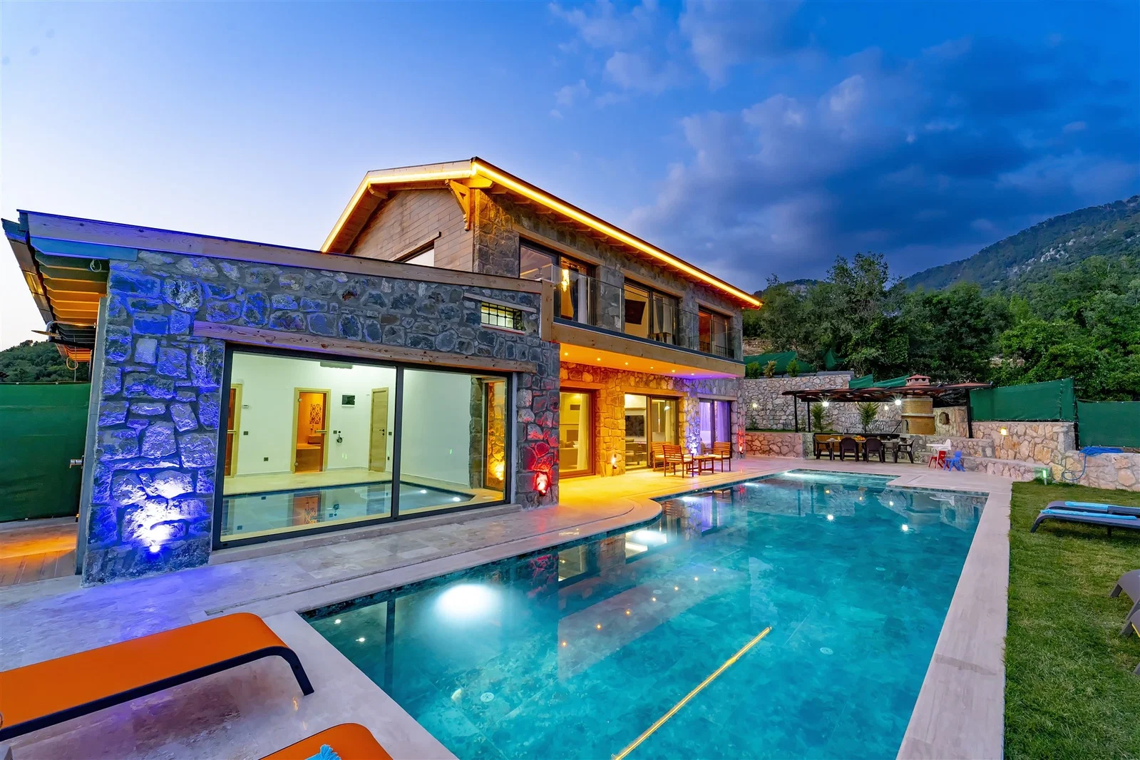 Fethiye’de Korunaklı, Isıtmalı Havuzlu, 3 Yatak Odalı, Kiralık Villa