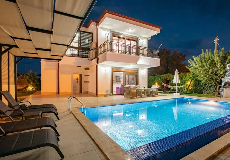 Kaş’ta jakuzili kiralık villa