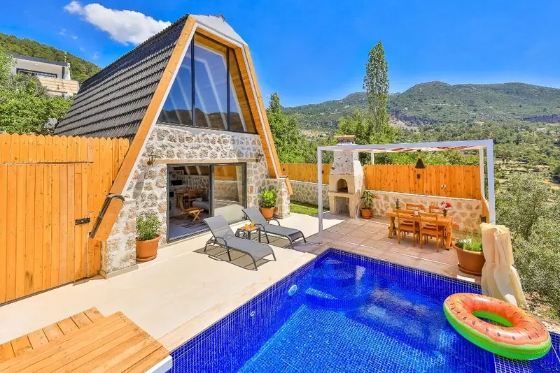 İslamlar’da korunaklı havuzlu kiralık villa