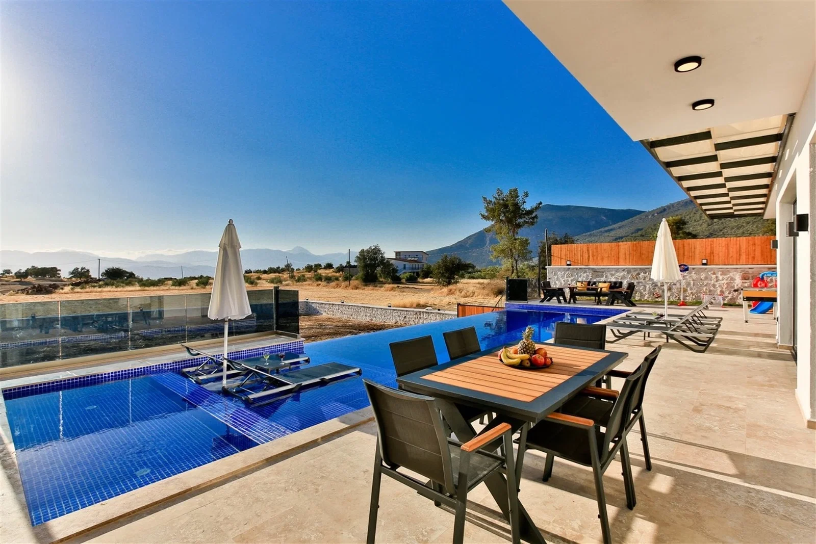 Üzümlü’de Huzurlu, Korunaklı Havuzlu, 6 Kişilik, Ekonomik Villa
