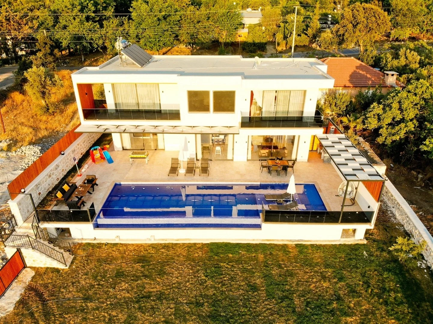 Üzümlü’de Huzurlu, Korunaklı Havuzlu, 6 Kişilik, Ekonomik Villa
