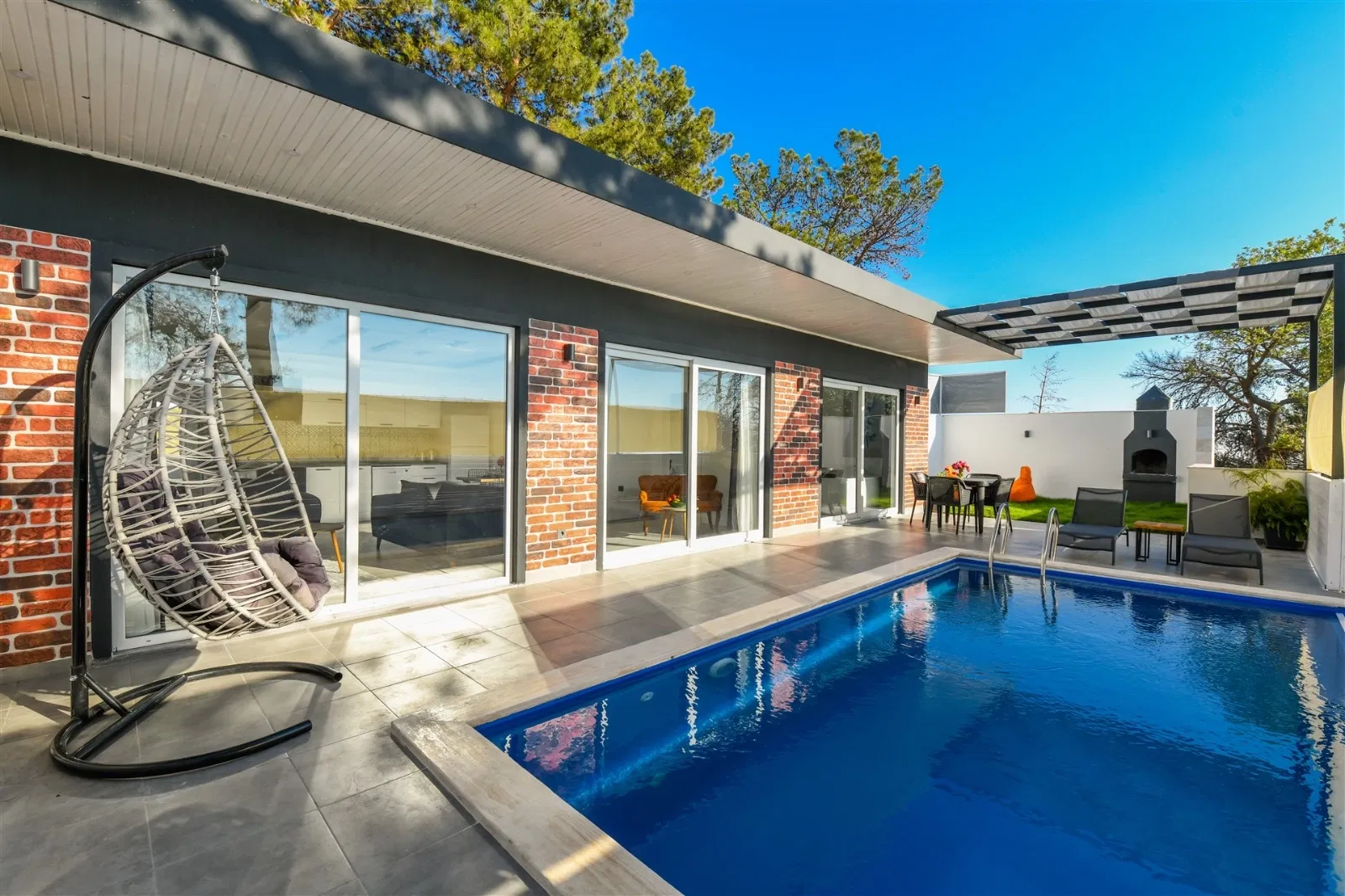 İslamlar’da korunaklı havuzlu kiralık villa