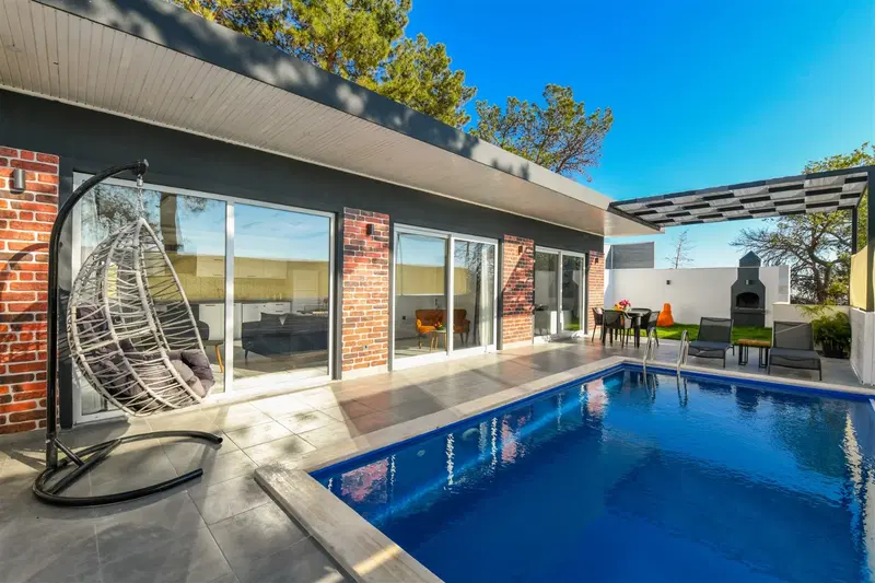 İslamlar’da korunaklı havuzlu kiralık villa
