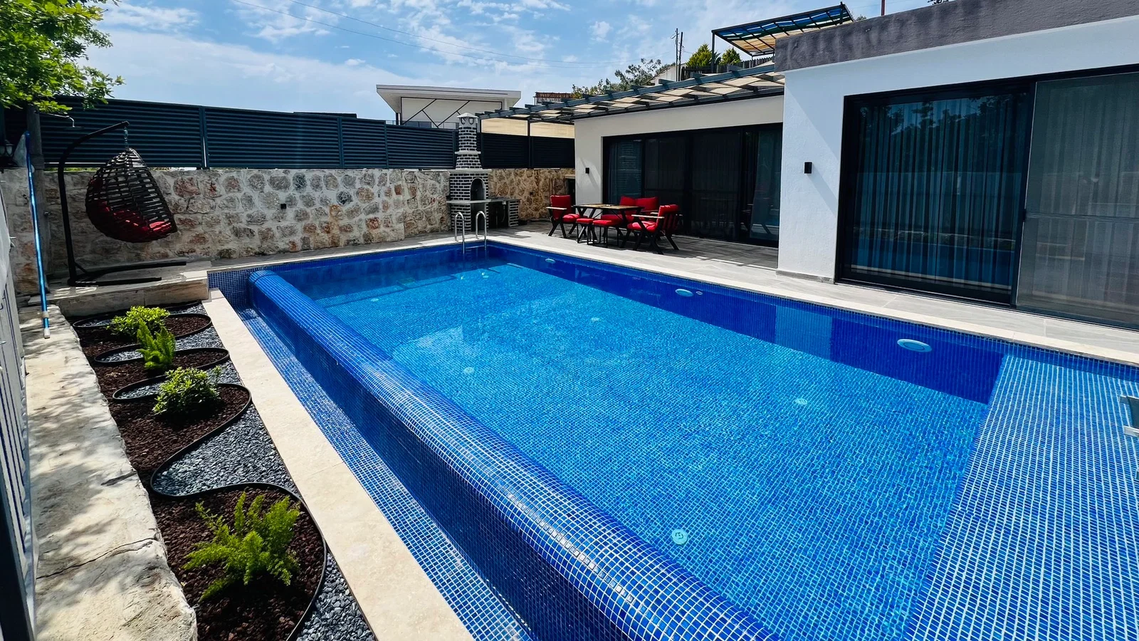 Üzümlü’de Balayı Çiftlerine Uygun, Korunaklı Havuzlu, 1 Yatak Odalı, Kiralık Villa