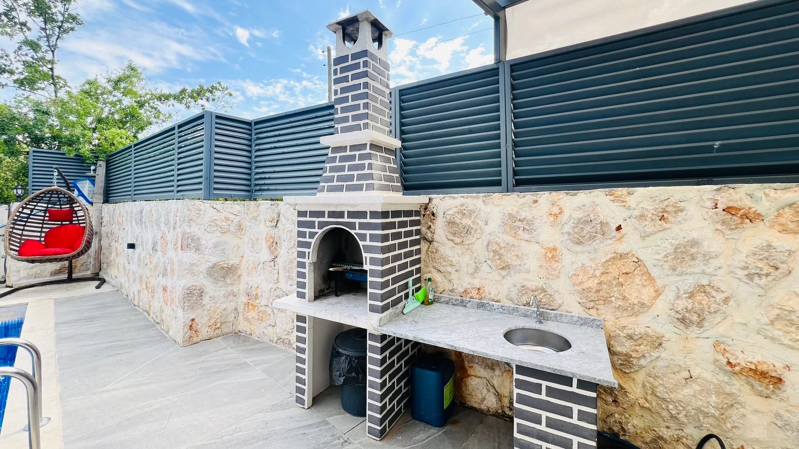 Üzümlü’de Balayı Çiftlerine Uygun, Korunaklı Havuzlu, 1 Yatak Odalı, Kiralık Villa