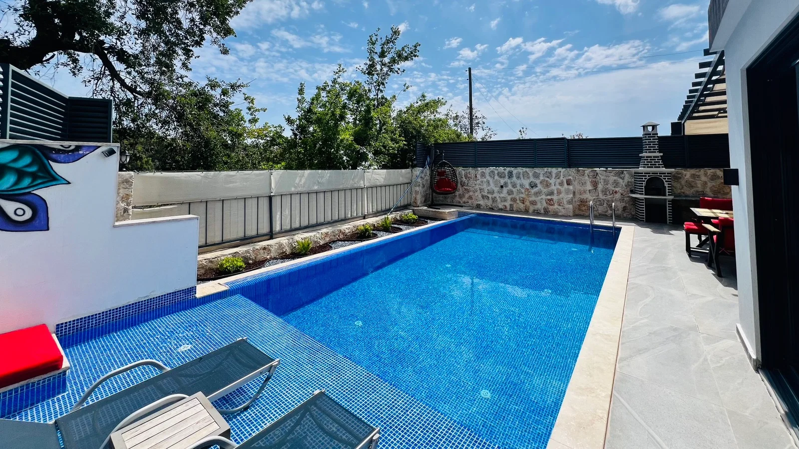 Üzümlü’de Balayı Çiftlerine Uygun, Korunaklı Havuzlu, 1 Yatak Odalı, Kiralık Villa