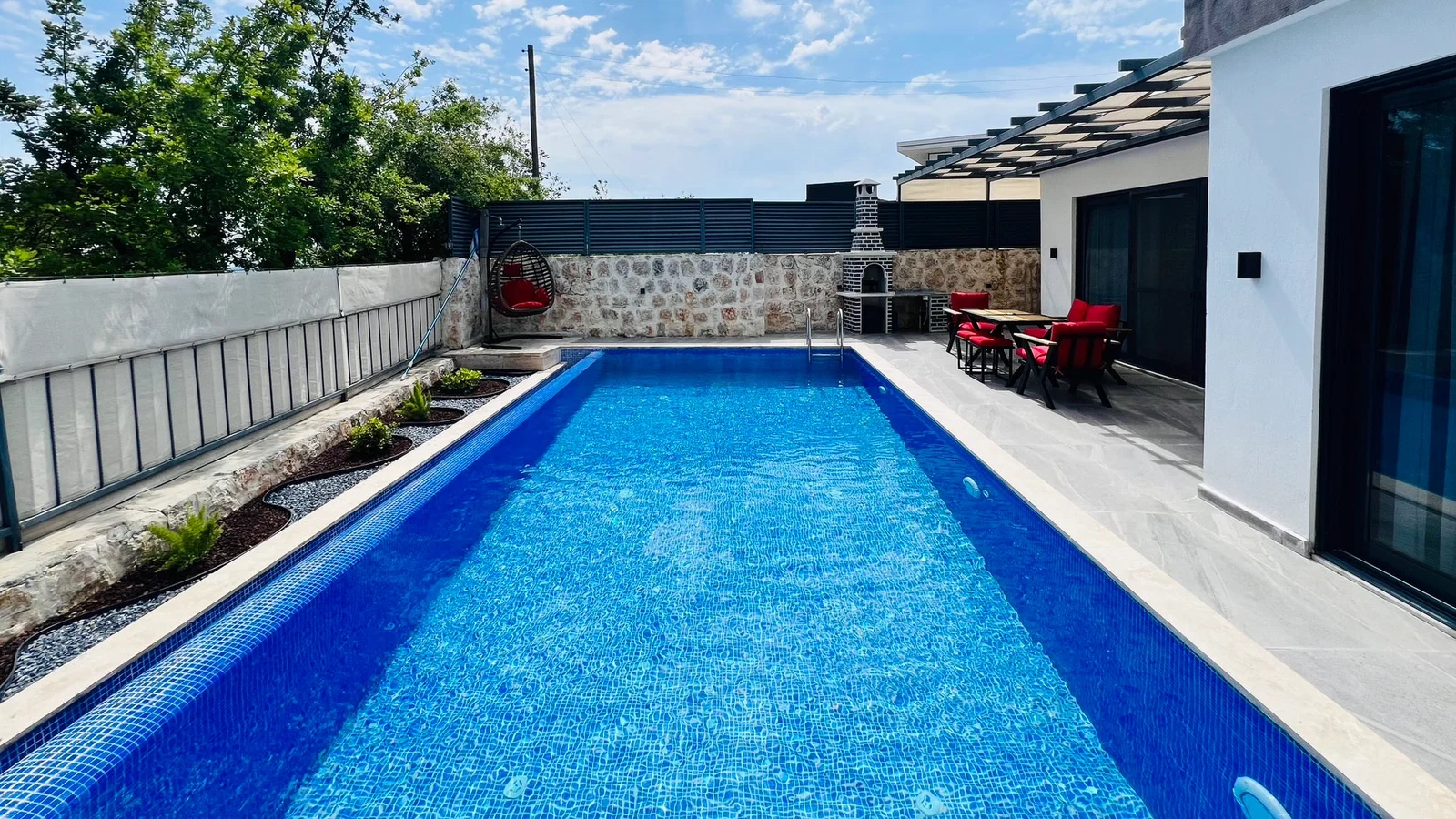 Üzümlü’de Balayı Çiftlerine Uygun, Korunaklı Havuzlu, 1 Yatak Odalı, Kiralık Villa