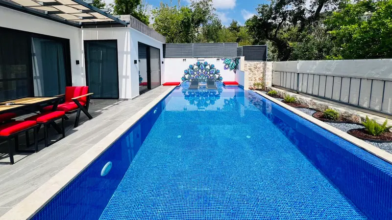 Üzümlü’de korunaklı havuzlu kiralık villa, fotoğraf 8