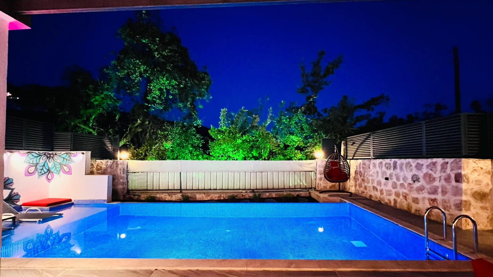 Üzümlü’de Balayı Çiftlerine Uygun, Korunaklı Havuzlu, 1 Yatak Odalı, Kiralık Villa