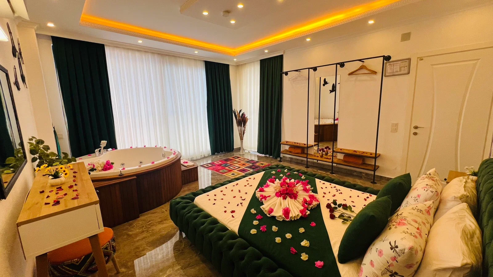 Üzümlü’de Balayı Çiftlerine Uygun, Korunaklı Havuzlu, 1 Yatak Odalı, Kiralık Villa