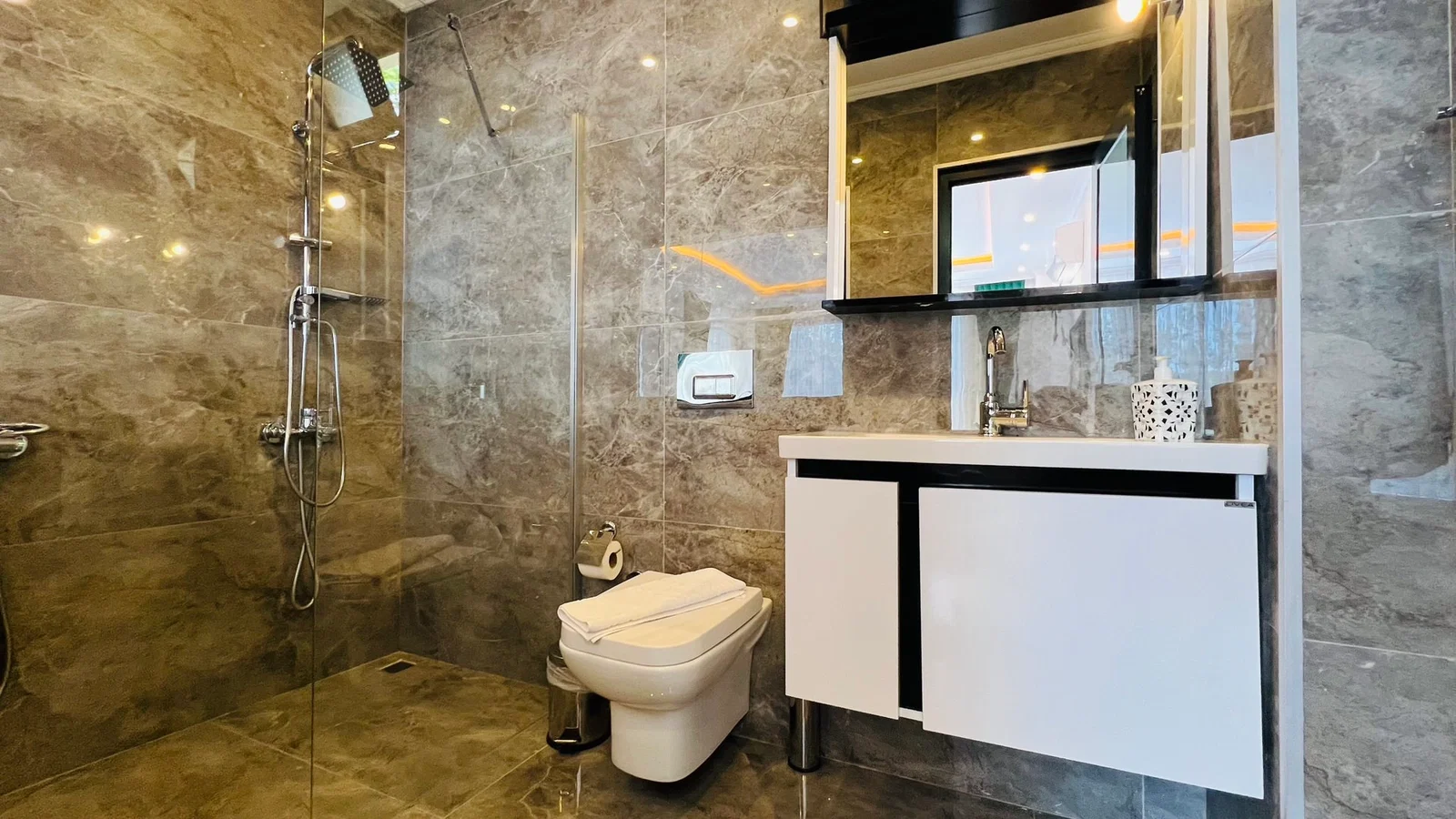 Üzümlü’de Balayı Çiftlerine Uygun, Korunaklı Havuzlu, 1 Yatak Odalı, Kiralık Villa
