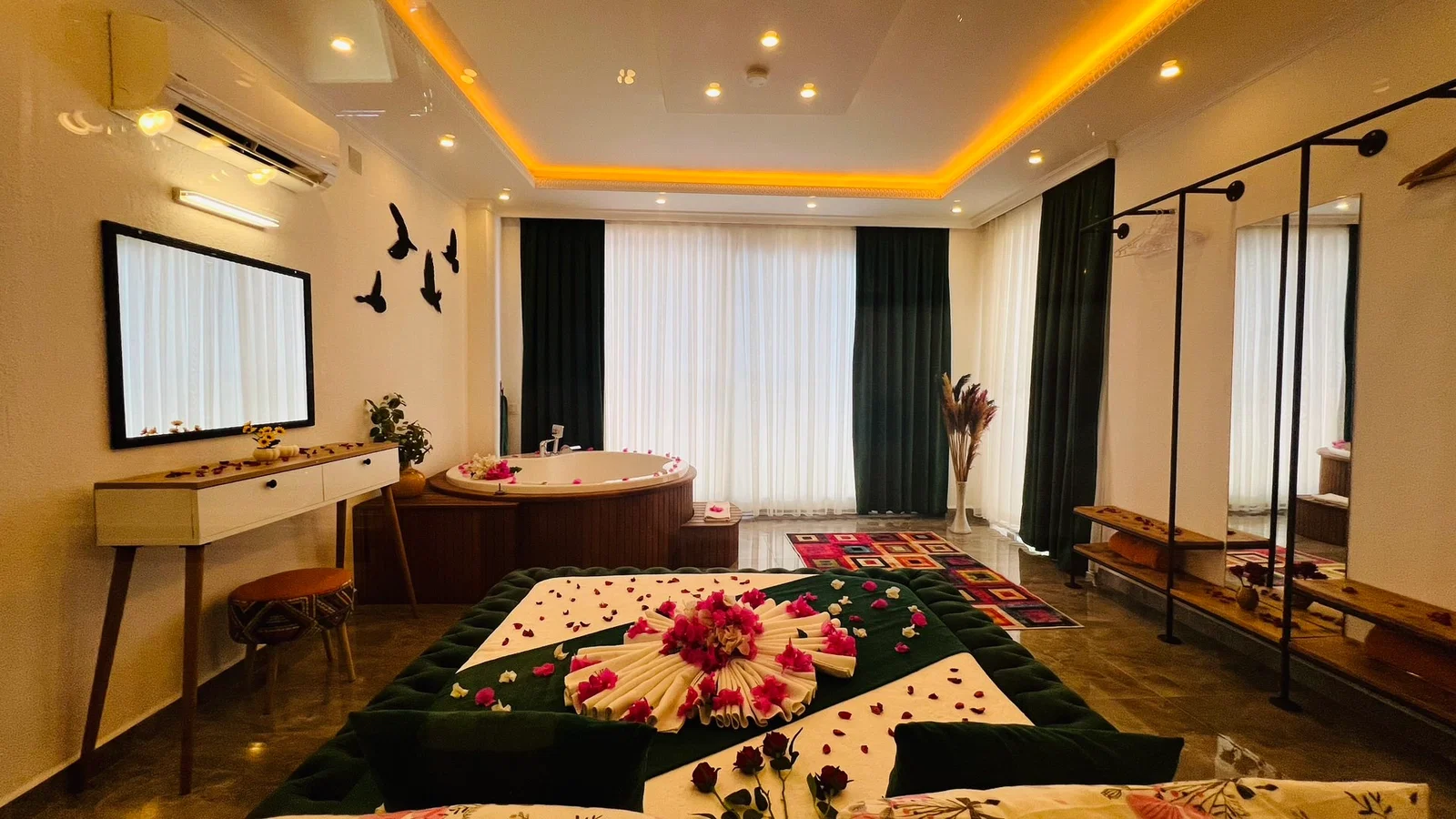 Üzümlü’de Balayı Çiftlerine Uygun, Korunaklı Havuzlu, 1 Yatak Odalı, Kiralık Villa