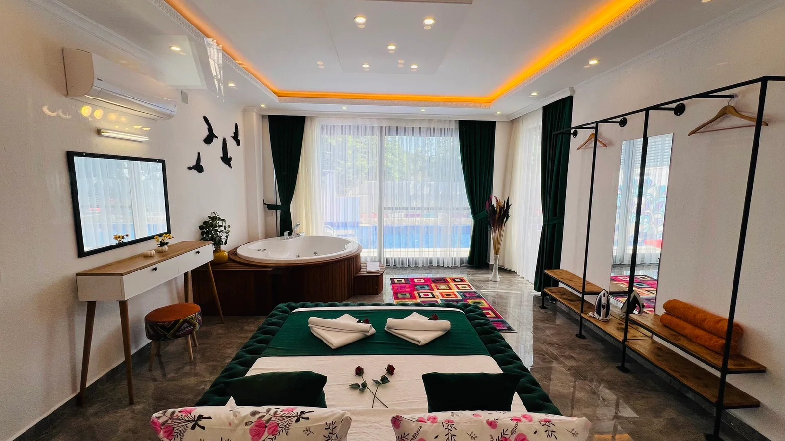 Üzümlü’de Balayı Çiftlerine Uygun, Korunaklı Havuzlu, 1 Yatak Odalı, Kiralık Villa