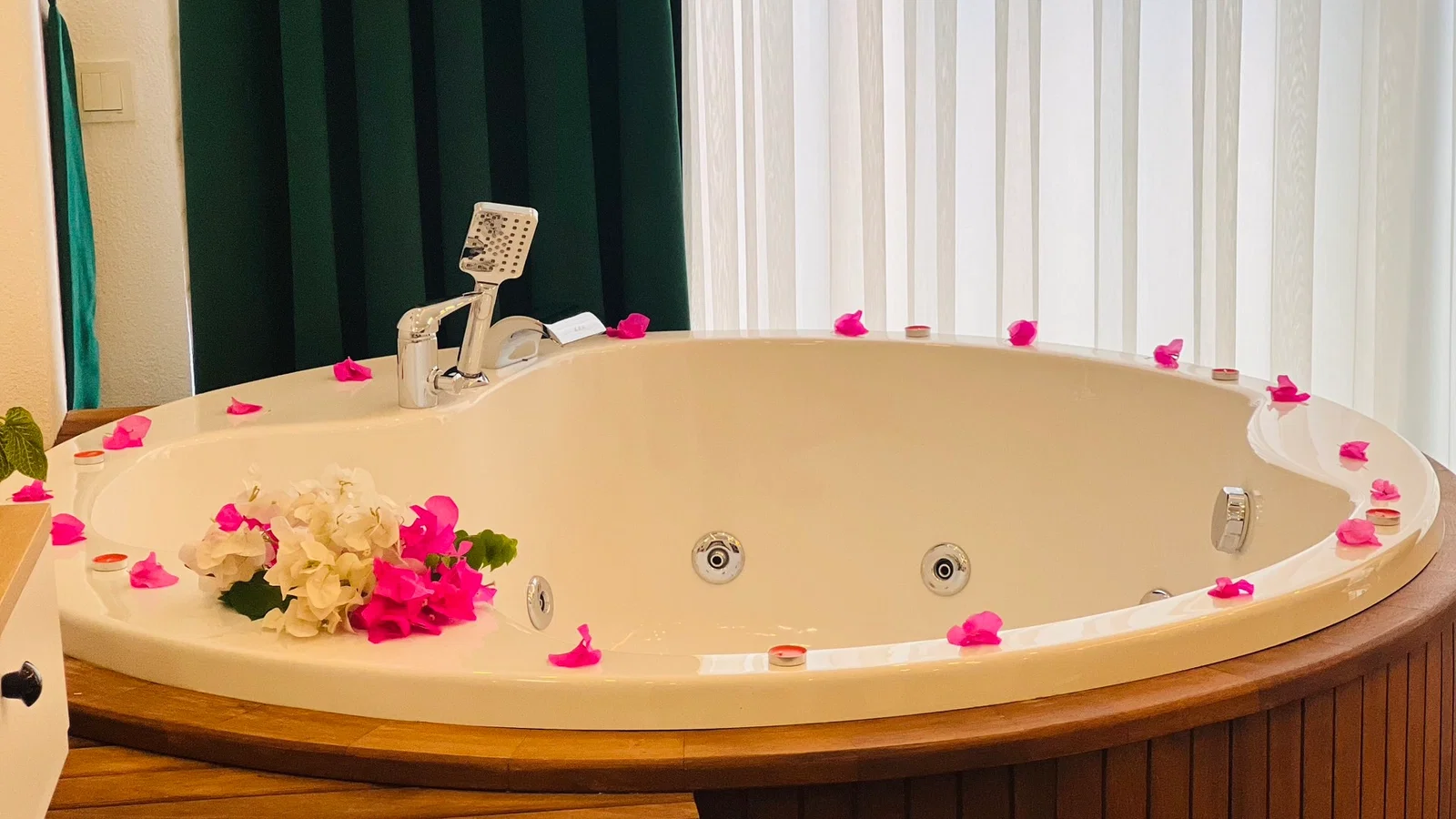 Üzümlü’de Balayı Çiftlerine Uygun, Korunaklı Havuzlu, 1 Yatak Odalı, Kiralık Villa