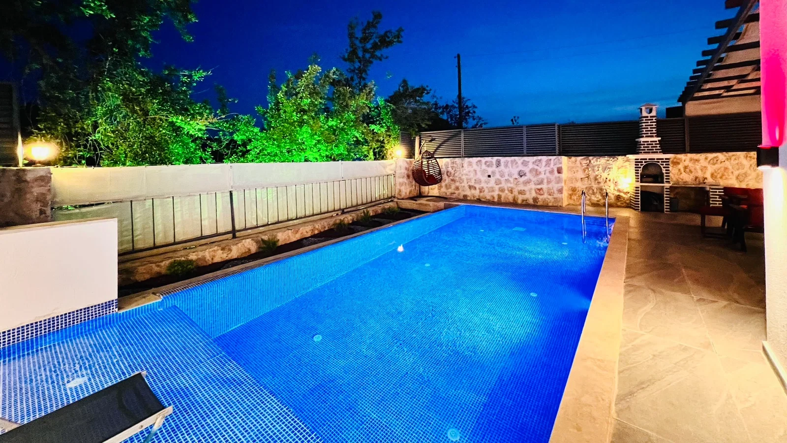 Üzümlü’de Balayı Çiftlerine Uygun, Korunaklı Havuzlu, 1 Yatak Odalı, Kiralık Villa