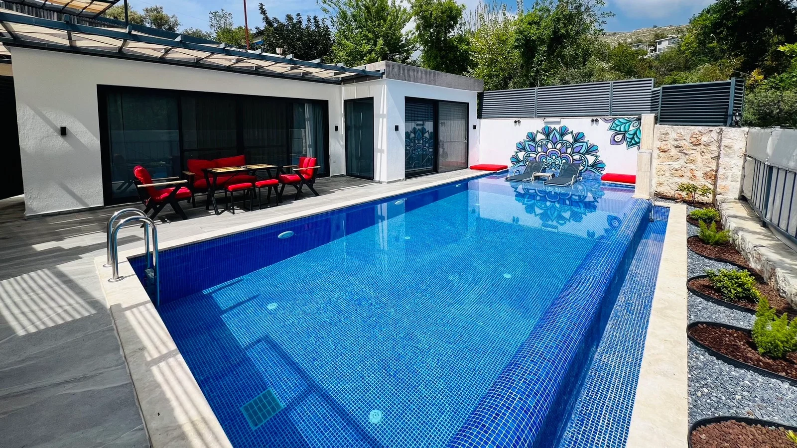 Üzümlü’de Balayı Çiftlerine Uygun, Korunaklı Havuzlu, 1 Yatak Odalı, Kiralık Villa
