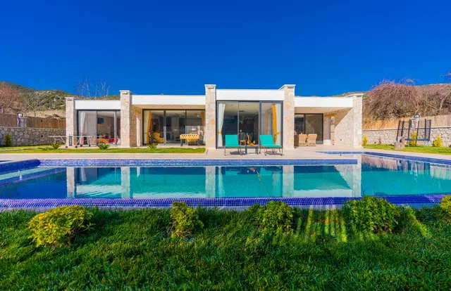 7 Kişilik Isıtmalı Havuzlu Lüks Villa, Sarıbelen’de Korunaklı