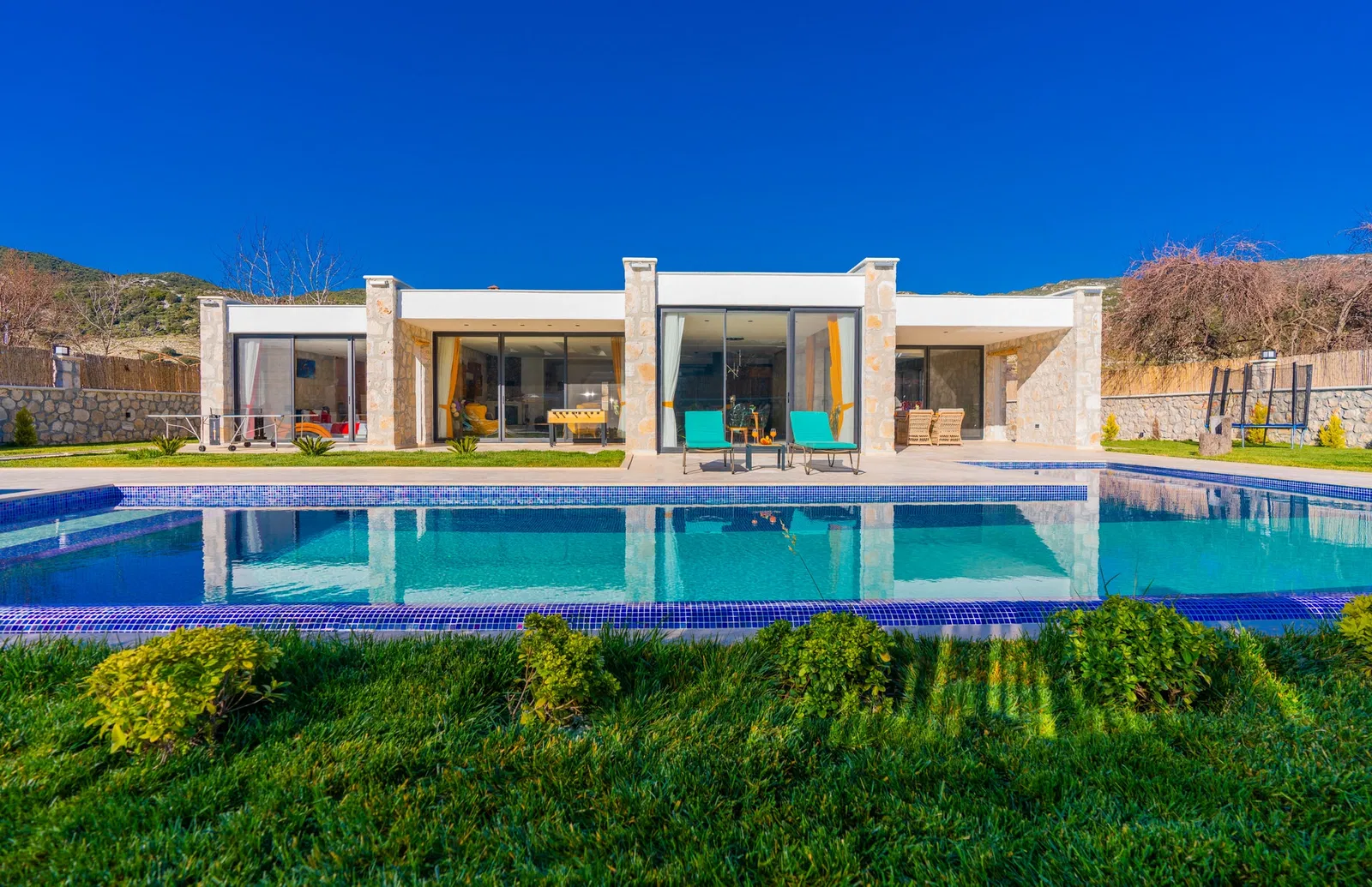 Sarıbelen’de korunaklı havuzlu kiralık villa