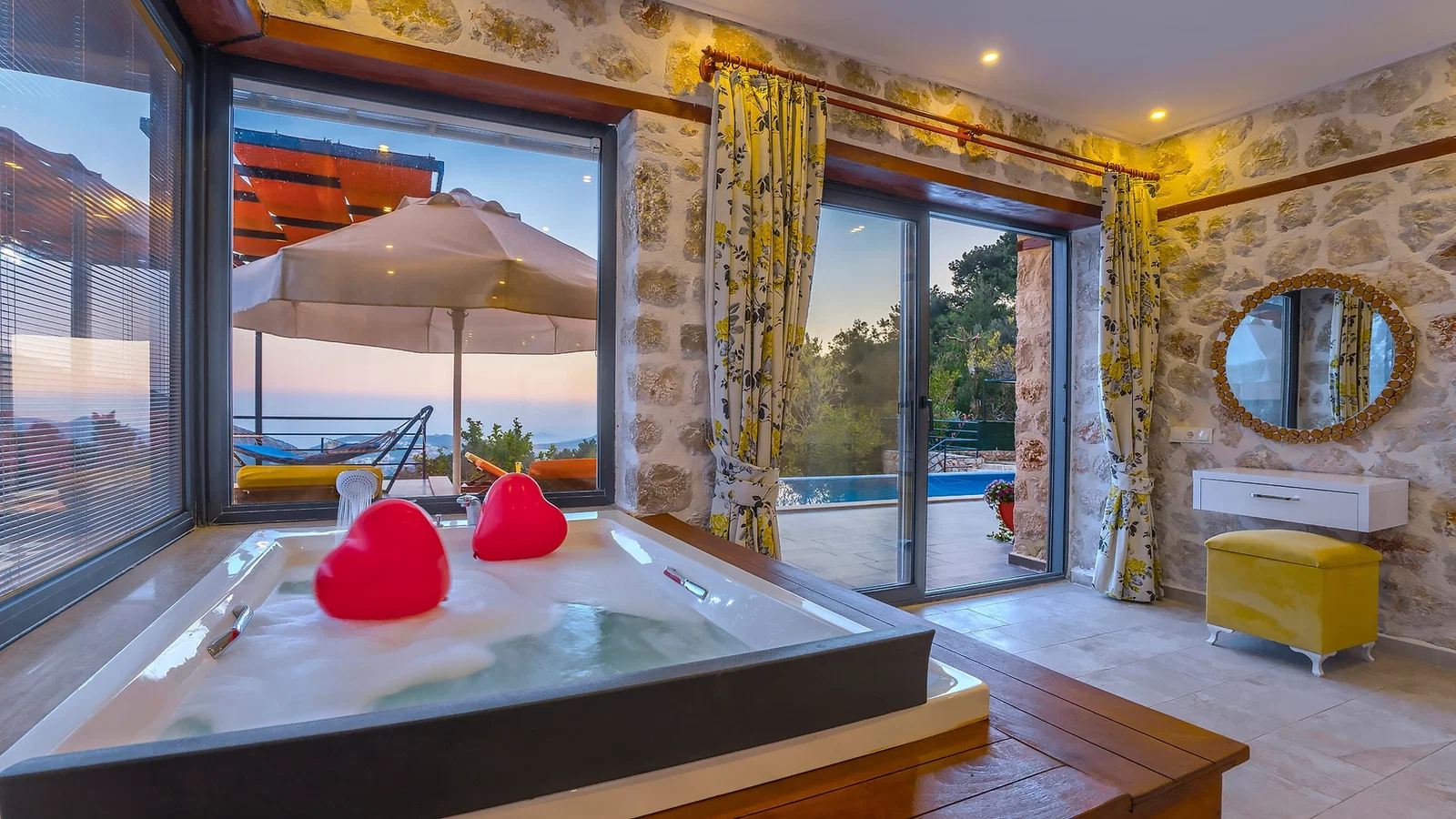 İslamlar’da Deniz Manzaralı, Korunaklı Havuzlu, 5 Kişilik, Kiralık Villa