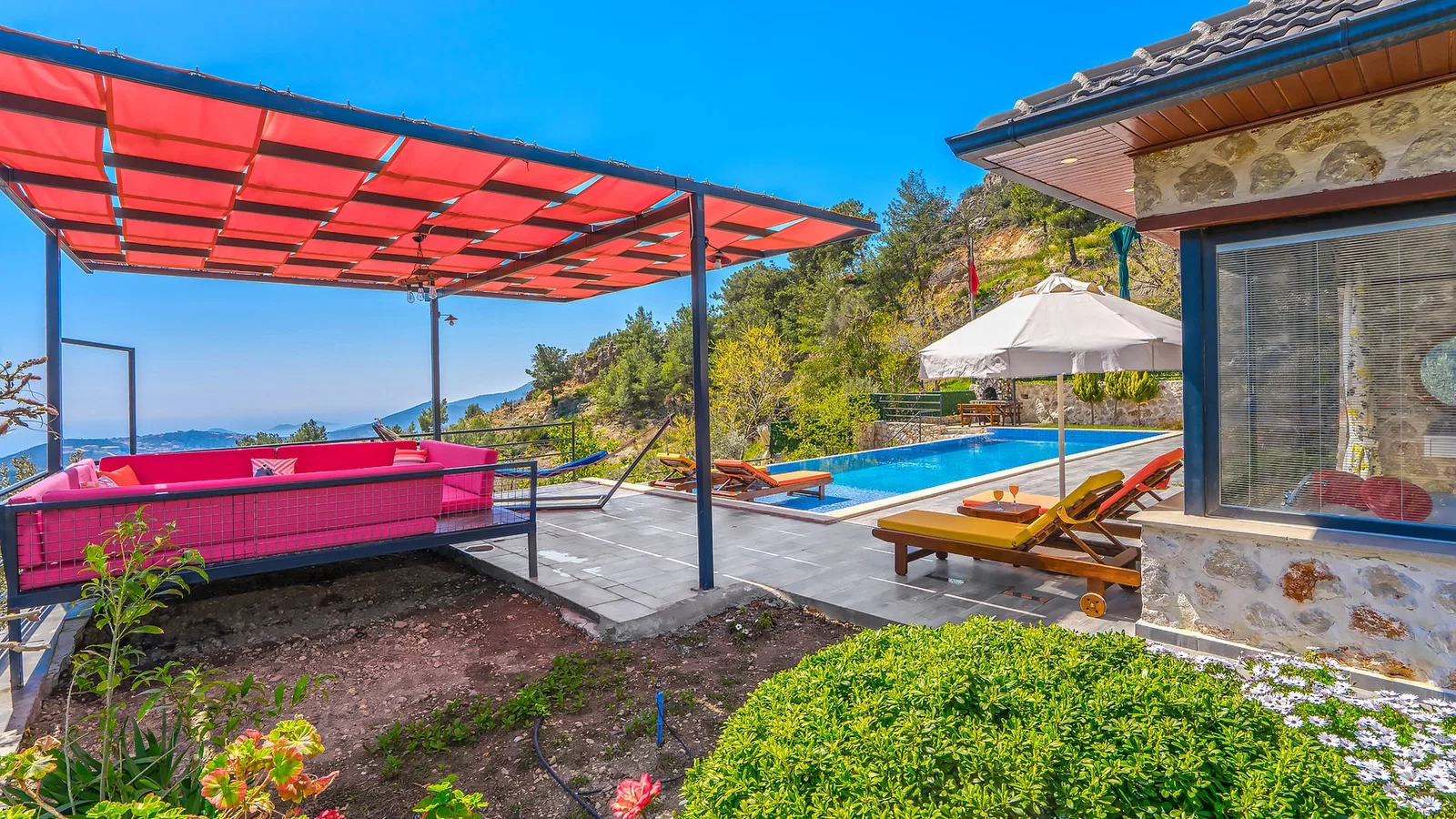 İslamlar’da Deniz Manzaralı, Korunaklı Havuzlu, 5 Kişilik, Kiralık Villa