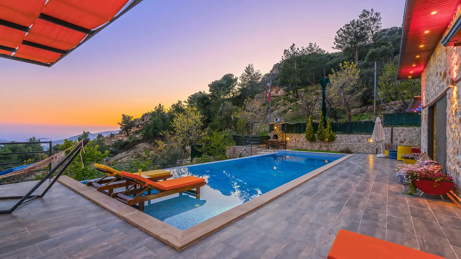 İslamlar’da Deniz Manzaralı, Korunaklı Havuzlu, 5 Kişilik, Kiralık Villa