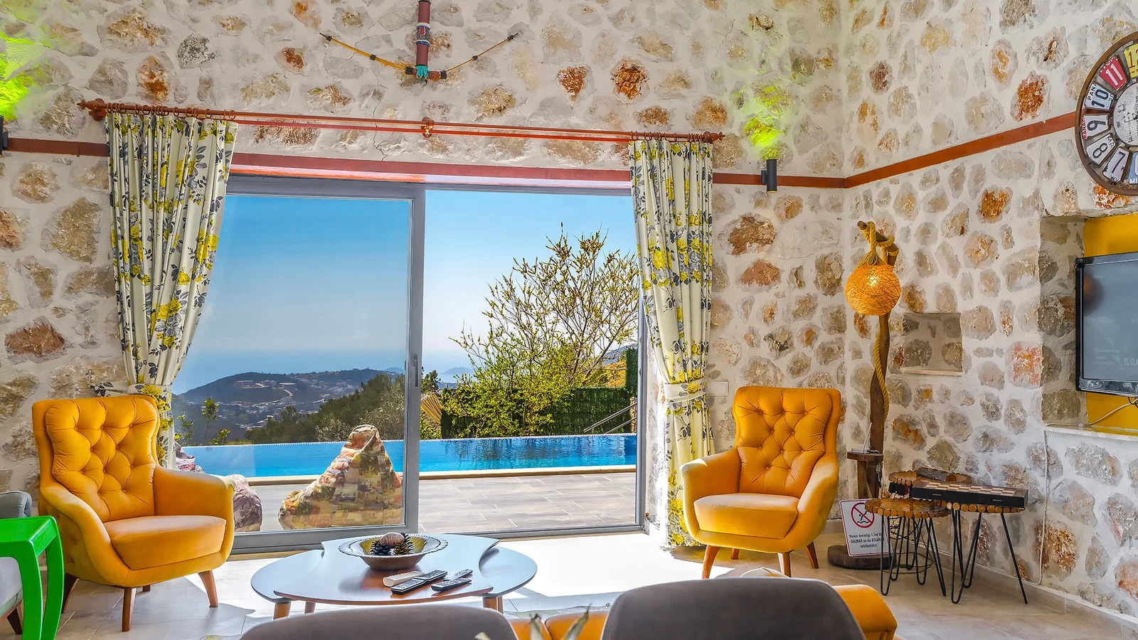 İslamlar’da Deniz Manzaralı, Korunaklı Havuzlu, 5 Kişilik, Kiralık Villa
