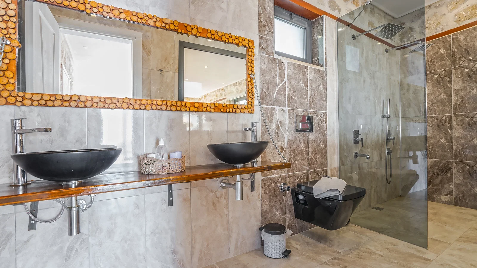 İslamlar’da Deniz Manzaralı, Korunaklı Havuzlu, 5 Kişilik, Kiralık Villa