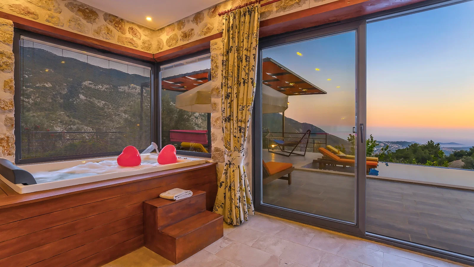İslamlar’da Deniz Manzaralı, Korunaklı Havuzlu, 5 Kişilik, Kiralık Villa