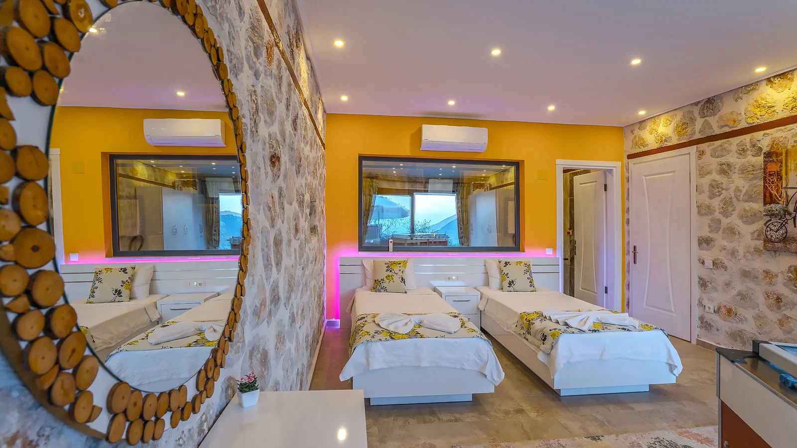 İslamlar’da Deniz Manzaralı, Korunaklı Havuzlu, 5 Kişilik, Kiralık Villa