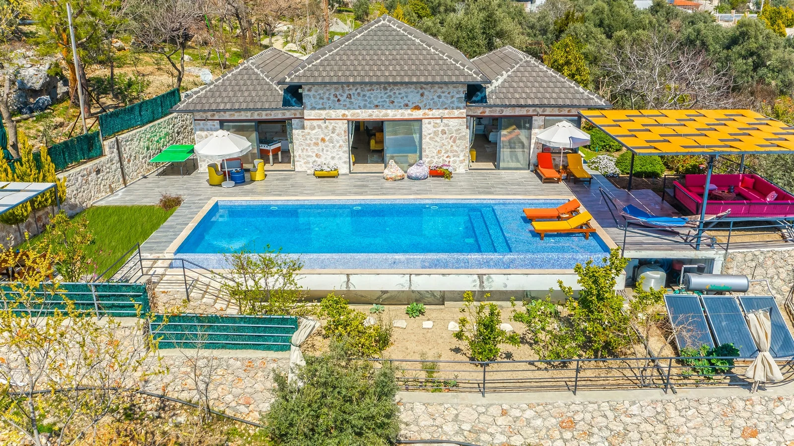 İslamlar’da Deniz Manzaralı, Korunaklı Havuzlu, 5 Kişilik, Kiralık Villa