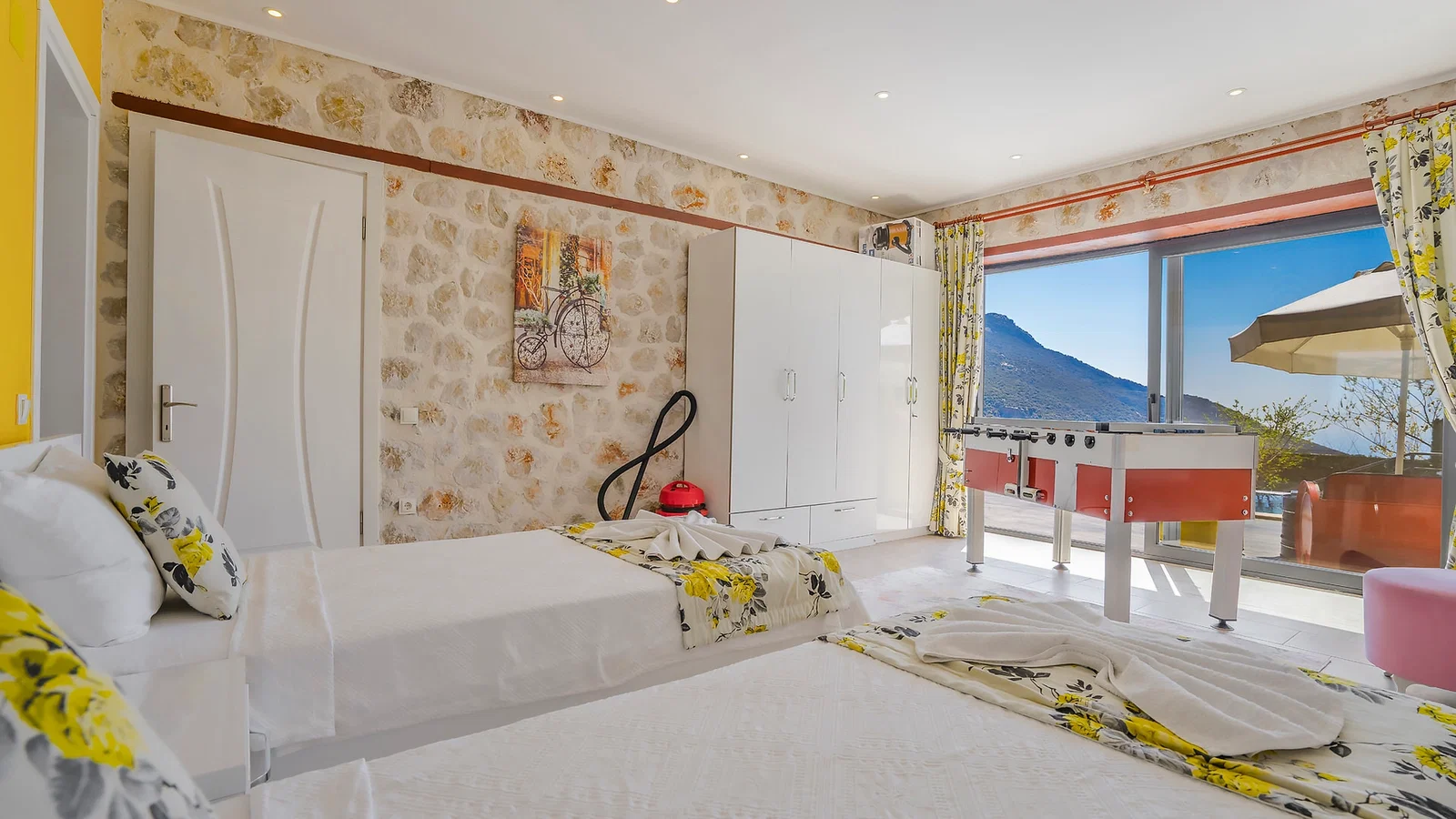 İslamlar’da Deniz Manzaralı, Korunaklı Havuzlu, 5 Kişilik, Kiralık Villa