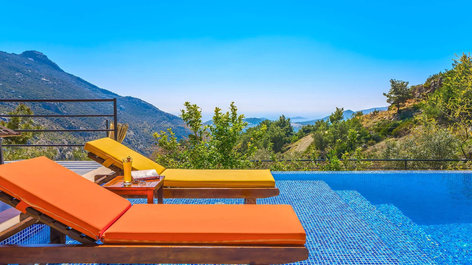 İslamlar’da Deniz Manzaralı, Korunaklı Havuzlu, 5 Kişilik, Kiralık Villa
