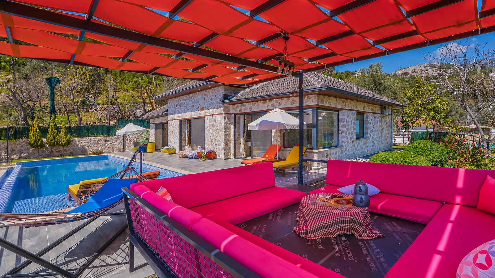 İslamlar’da Deniz Manzaralı, Korunaklı Havuzlu, 5 Kişilik, Kiralık Villa