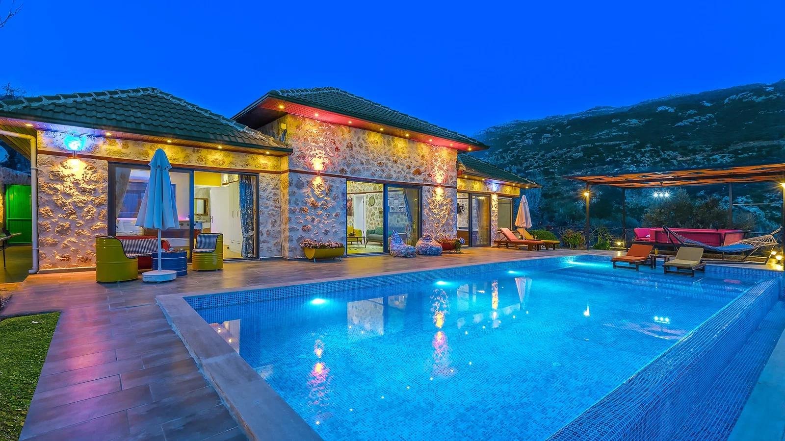İslamlar’da Deniz Manzaralı, Korunaklı Havuzlu, 5 Kişilik, Kiralık Villa