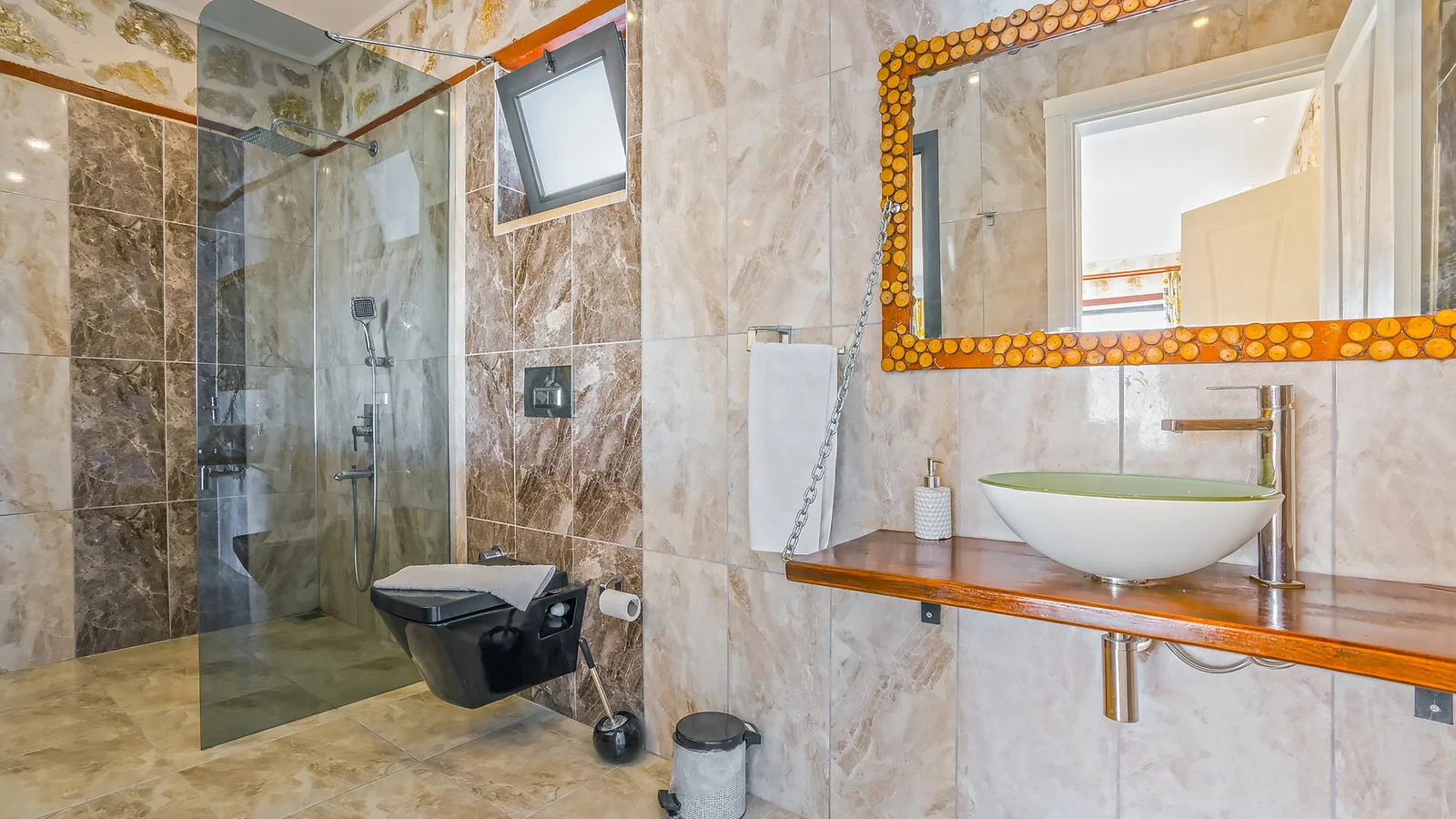 İslamlar’da Deniz Manzaralı, Korunaklı Havuzlu, 5 Kişilik, Kiralık Villa