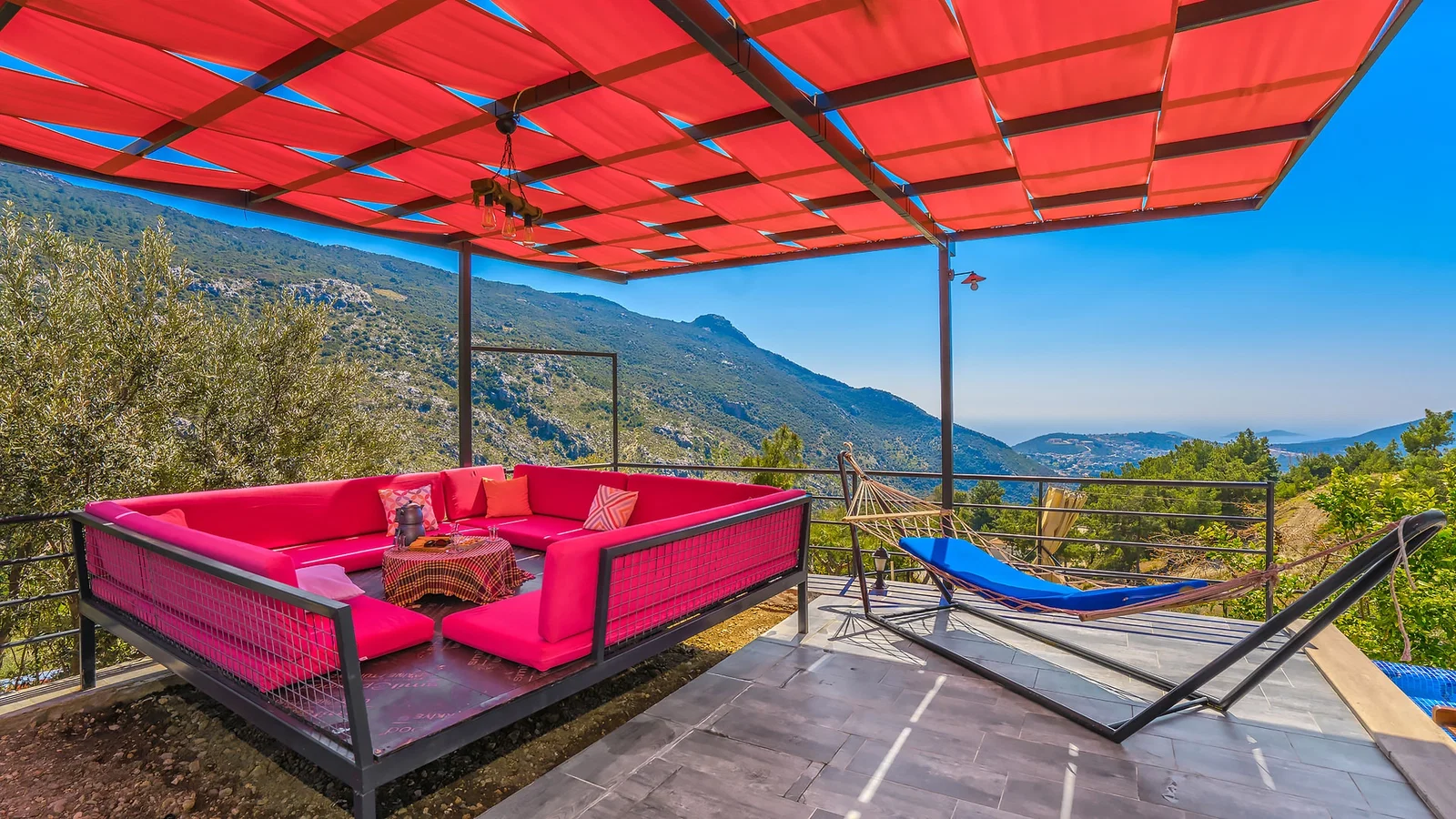 İslamlar’da Deniz Manzaralı, Korunaklı Havuzlu, 5 Kişilik, Kiralık Villa