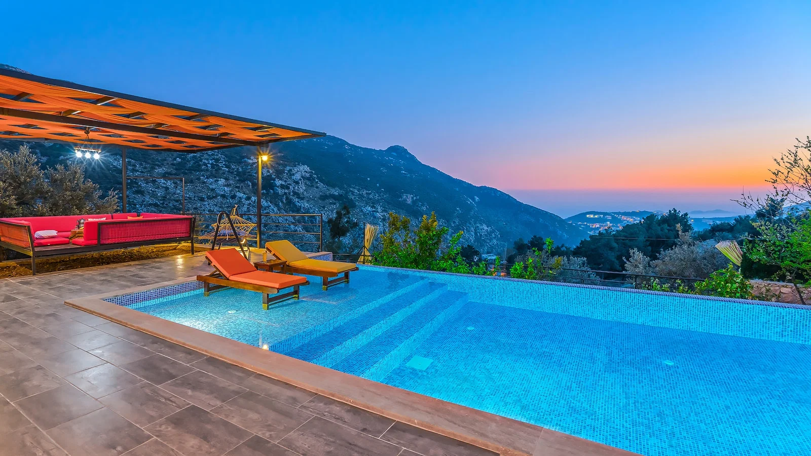 İslamlar’da Deniz Manzaralı, Korunaklı Havuzlu, 5 Kişilik, Kiralık Villa