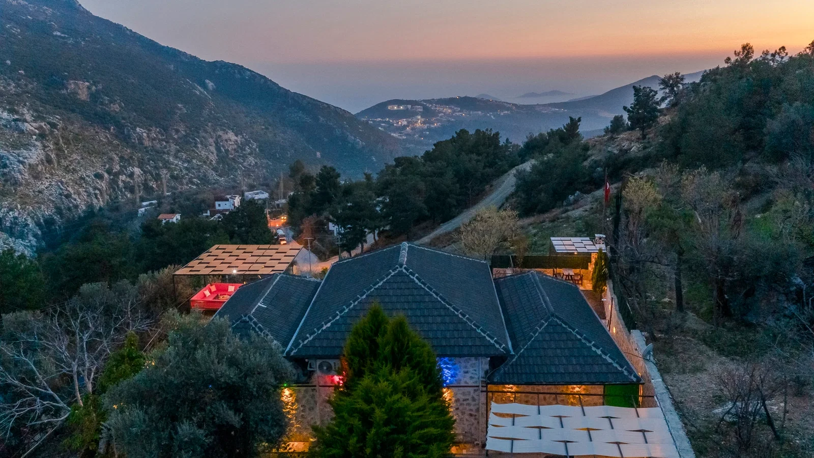 İslamlar’da Deniz Manzaralı, Korunaklı Havuzlu, 5 Kişilik, Kiralık Villa