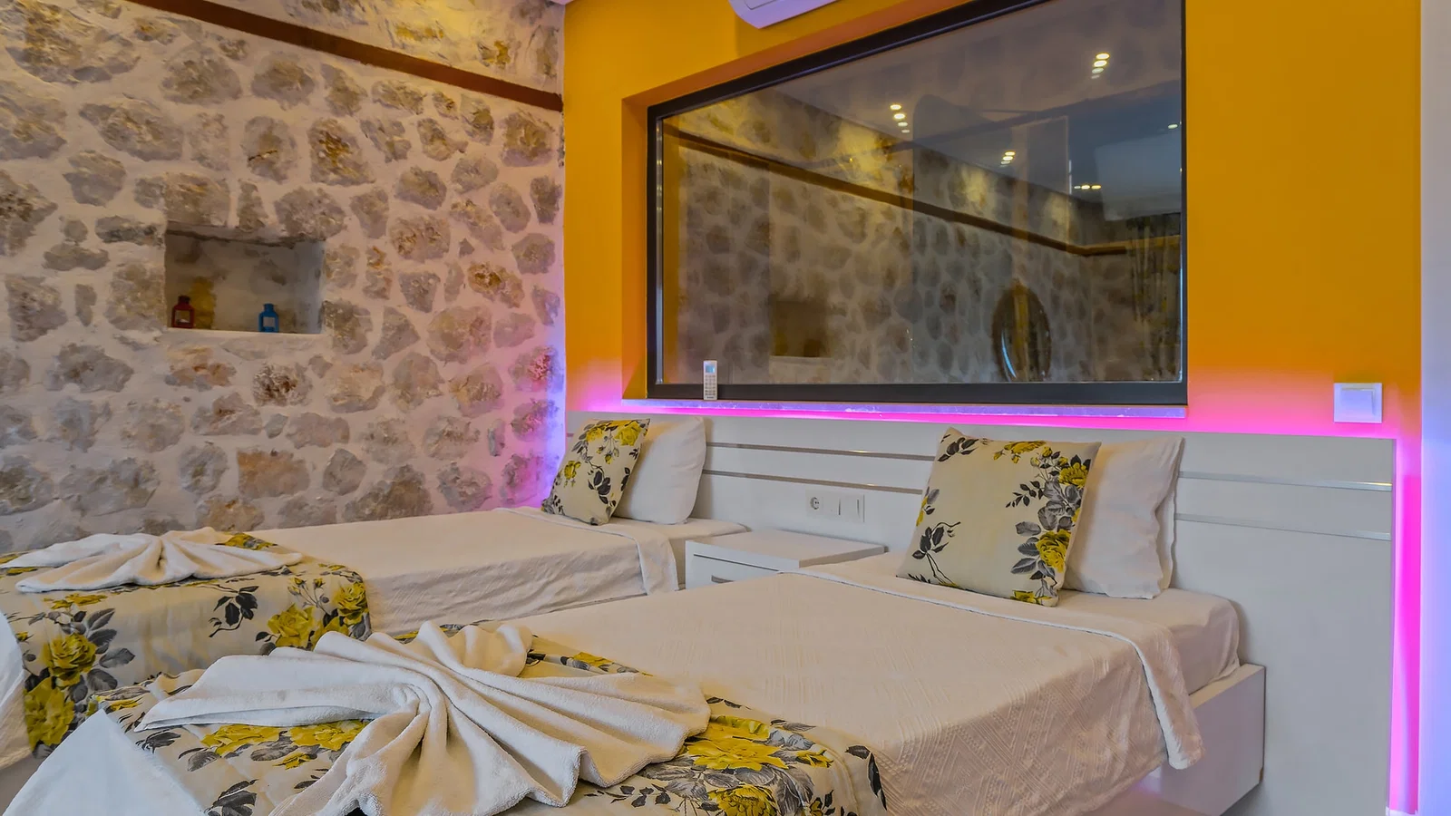 İslamlar’da Deniz Manzaralı, Korunaklı Havuzlu, 5 Kişilik, Kiralık Villa