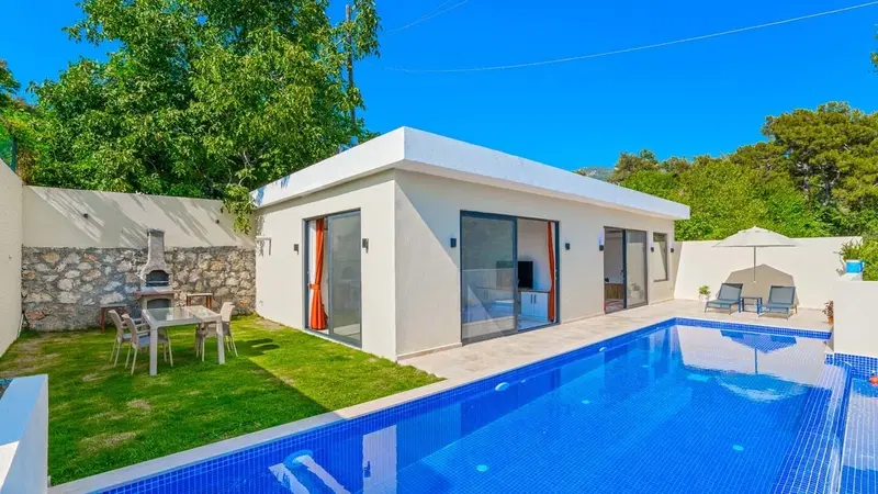 İslamlar’da korunaklı havuzlu kiralık villa