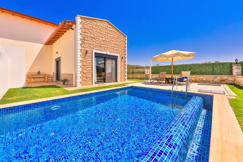 Kaş’ta doğa manzaralı kiralık villa