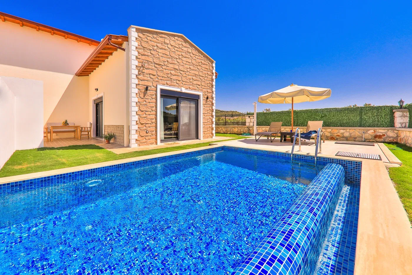 Kaş’ta doğa manzaralı kiralık villa
