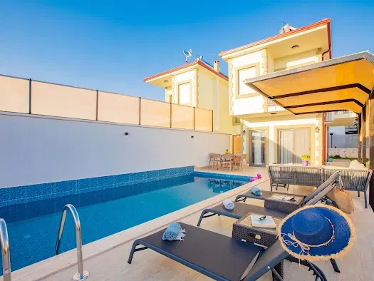 Kaş’ta korunaklı havuzlu kiralık villa