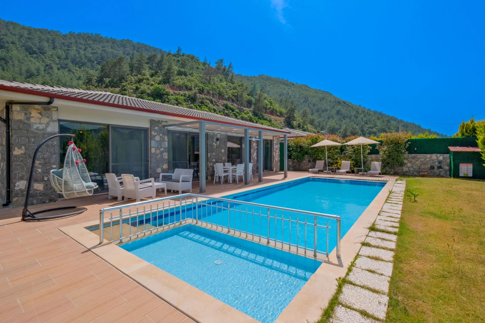 Fethiye’de Korunaklı, Çocuk Havuzlu, Jakuzili, Kiralık Villa